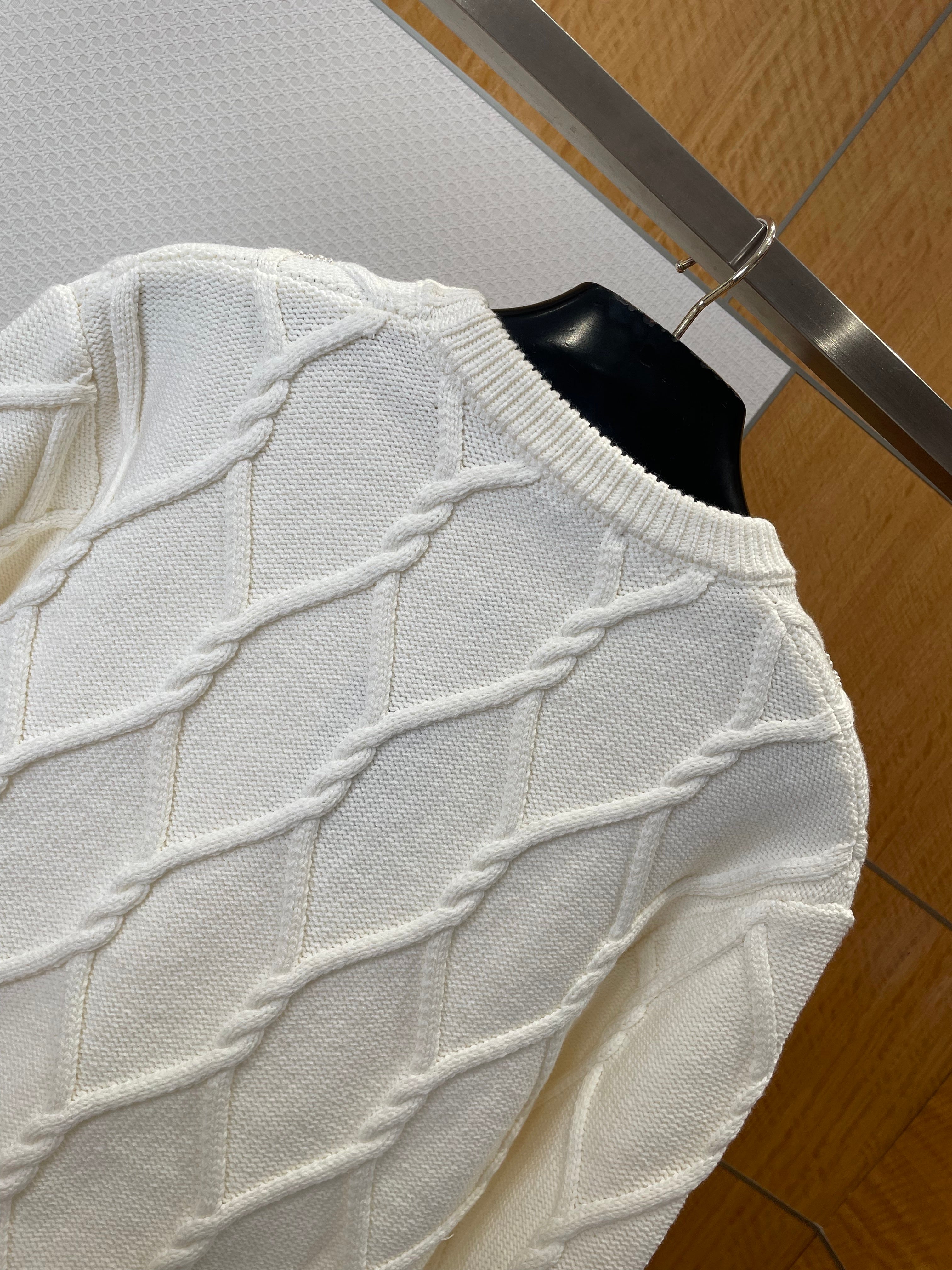 Pull Torsadé ornementé en laine Lv