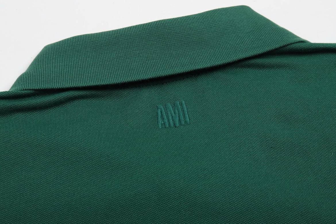 Polo vert à petit logo ami de cœur rouge