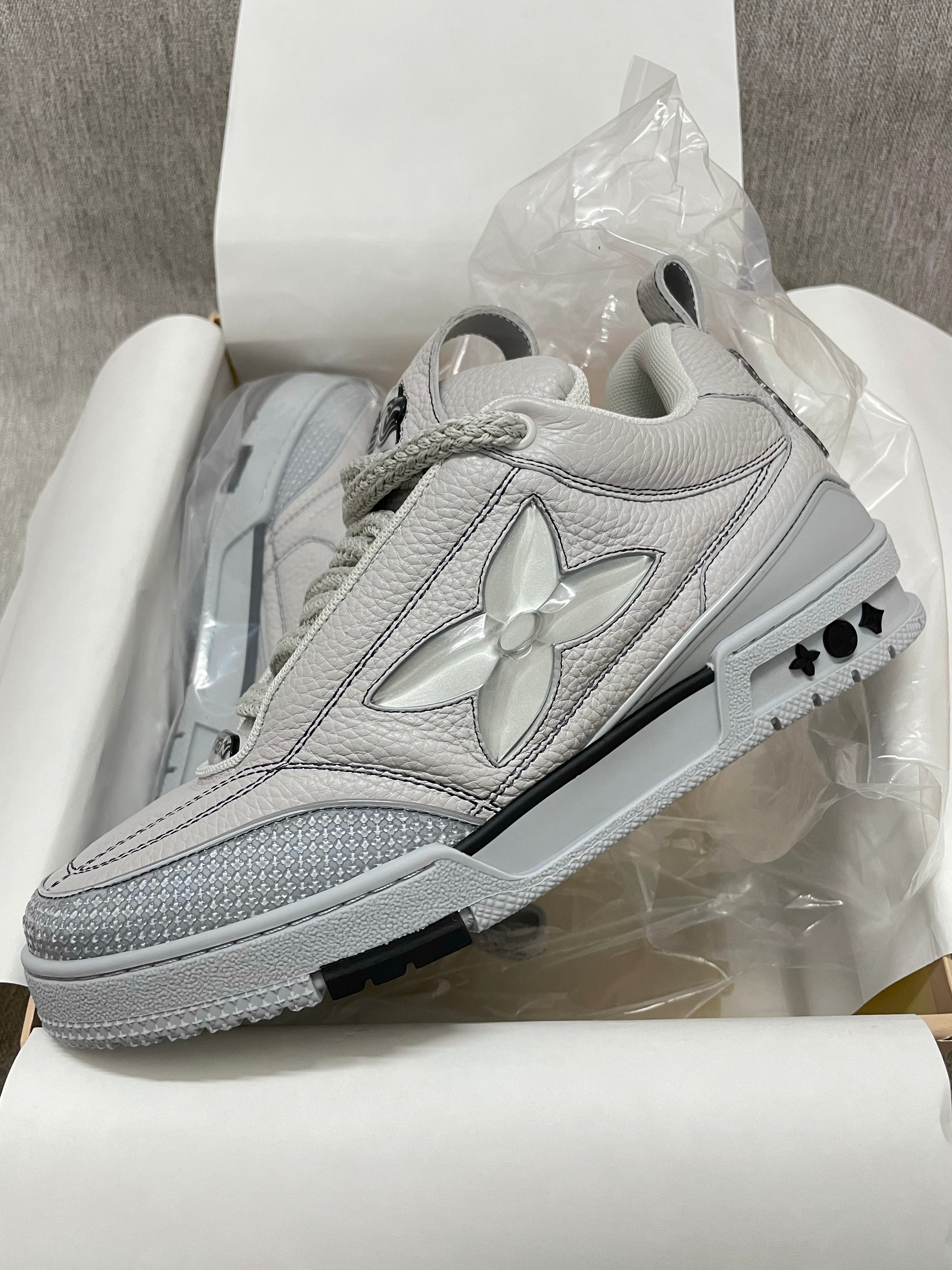 Sneakers Lv Skate gris 10/10 facture