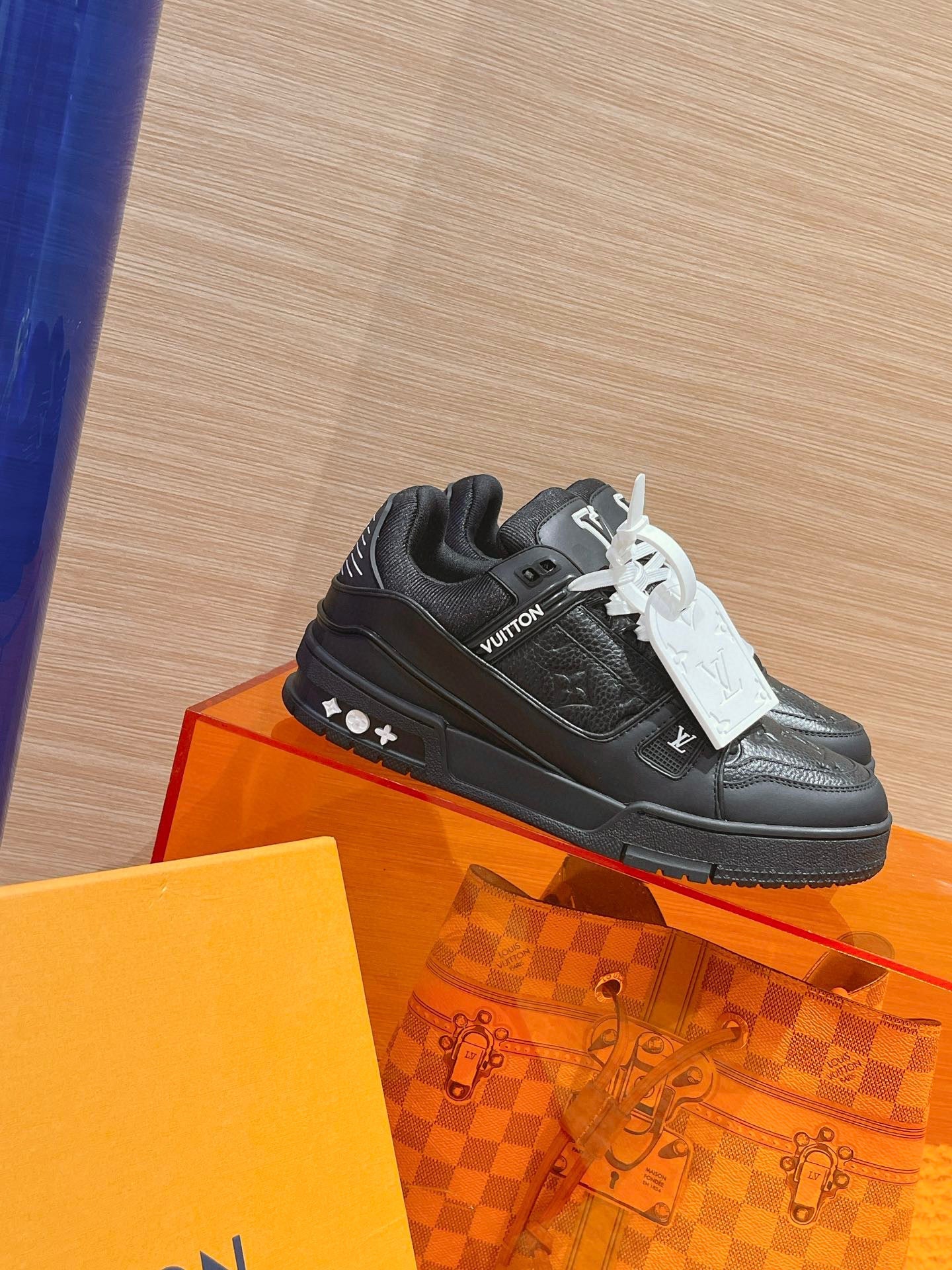Sneakers Lv trainers noir et blanche 2023 facture