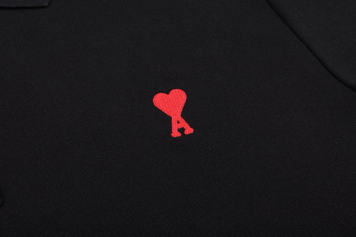 Polo noir à petit logo ami de cœur rouge