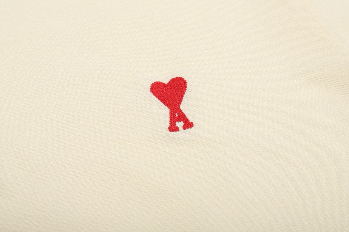 Polo beige à petit logo ami de cœur rouge