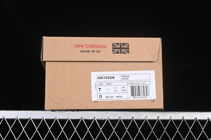 Neue B-Sneaker 740
