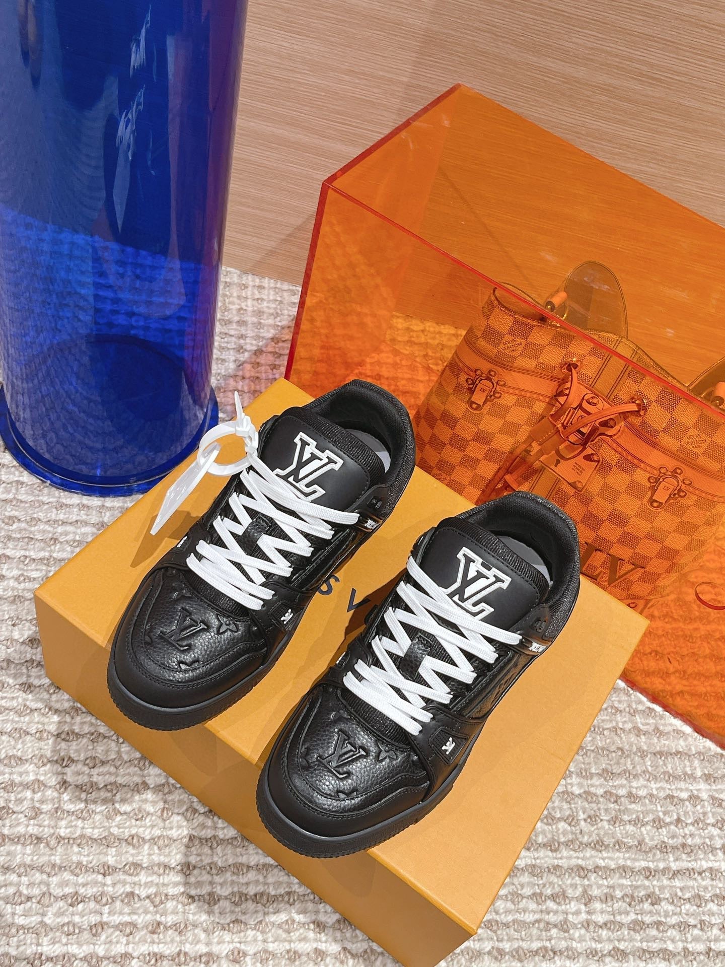 Sneakers Lv trainers noir et blanche 2023 facture