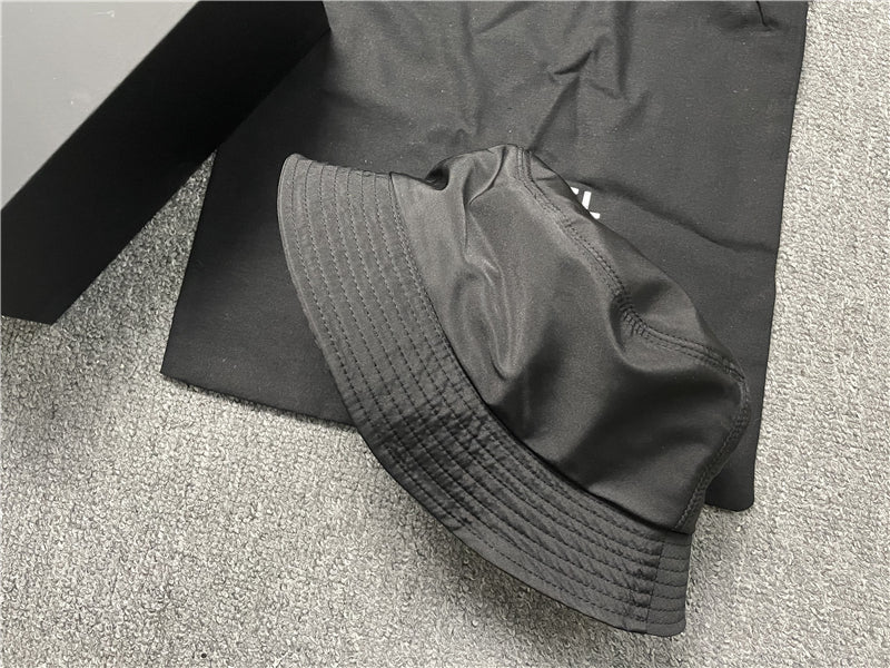 Black bob chn with ticket