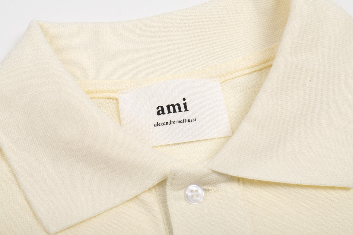 Polo beige à petit logo ami de cœur rouge