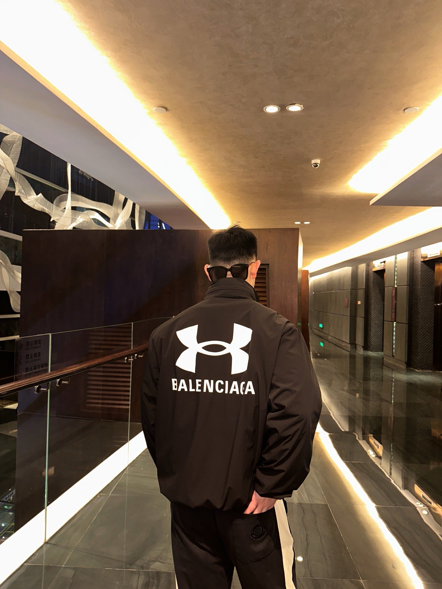 COUPE-VENT UNDER ARMR x BLNCG ® POUR HOMME EN NOIR