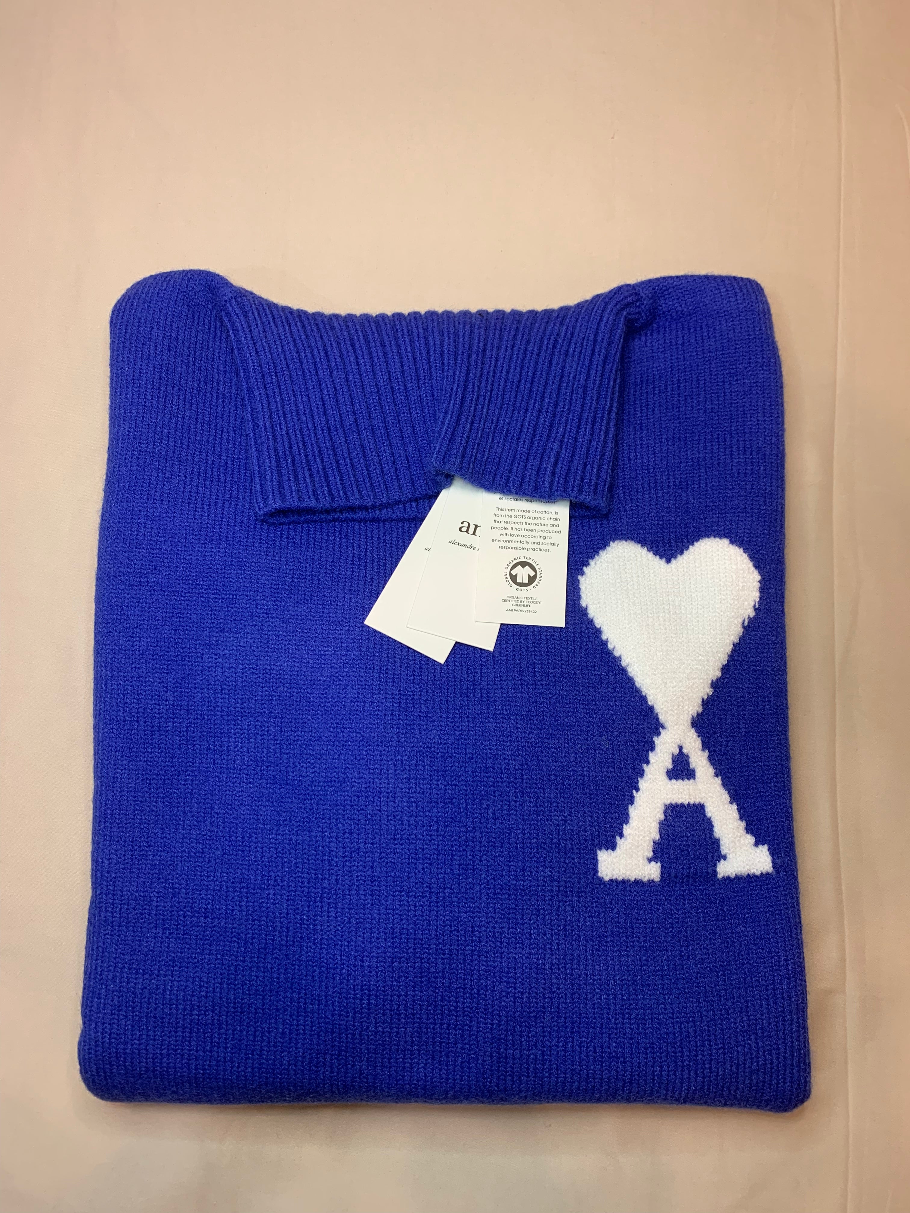 Pull bleu à petit logo ami de cœur blanc