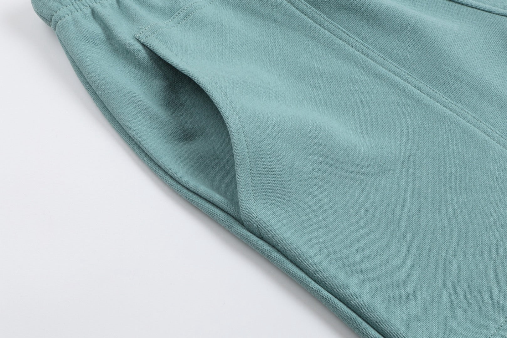 Short pistache à petit logo ami de cœur vert