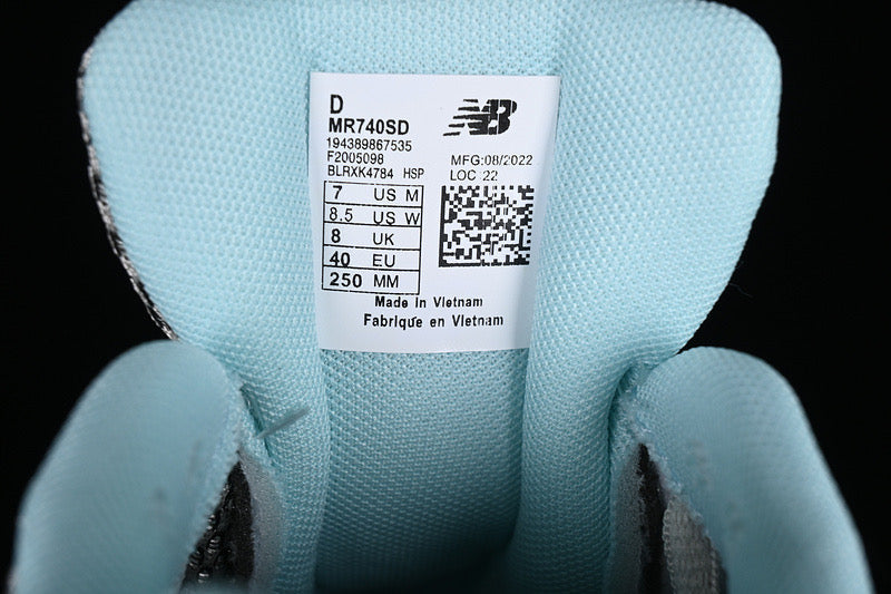 Neue B-Sneaker 740