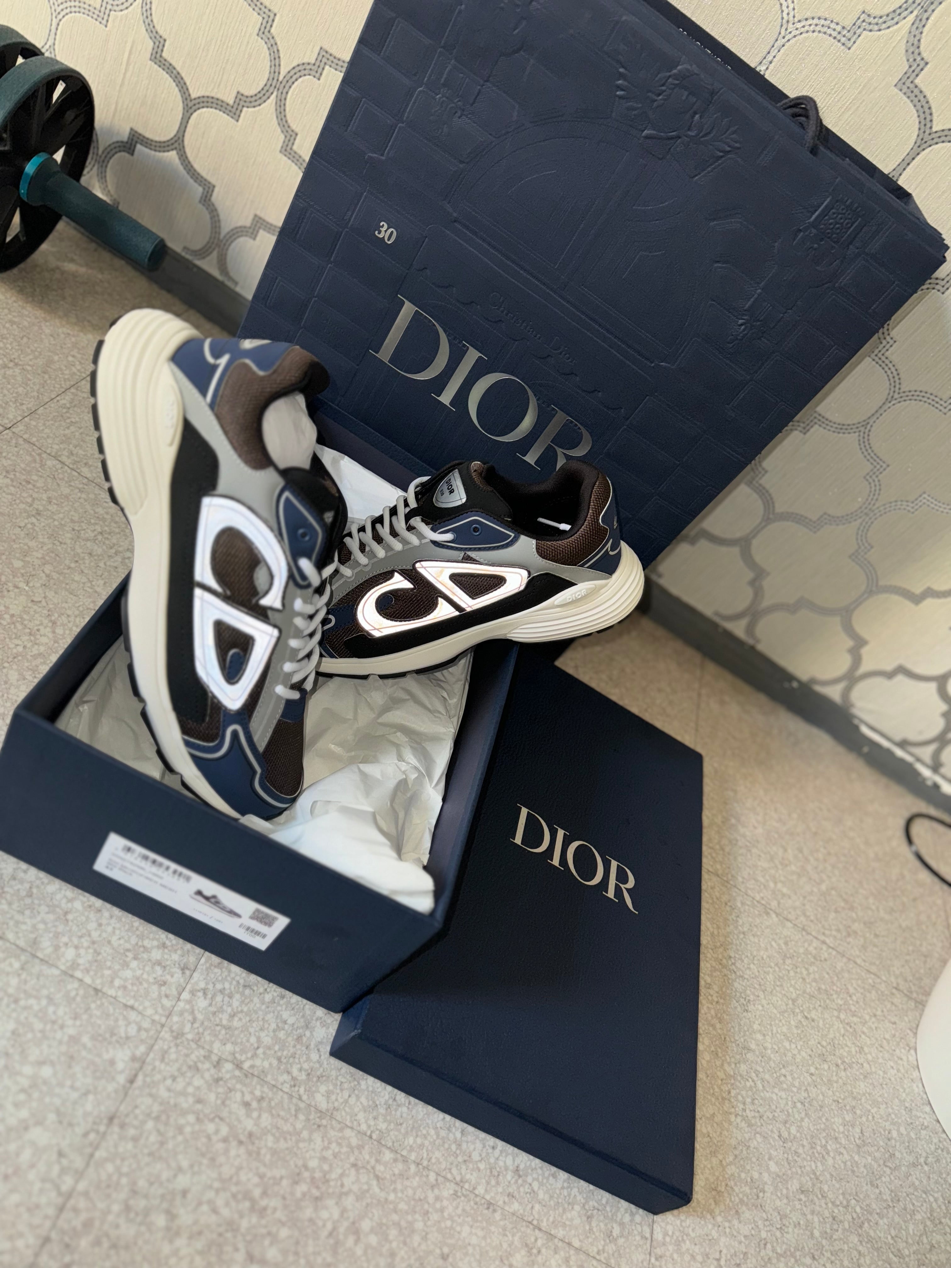 SNEAKERS B30 V2 VERSION BIEN LISSE WHITE BLUE WHITE RÉFLECTIVE RÉACTION CORRECTES FACTURE PACKAGING COMPLET