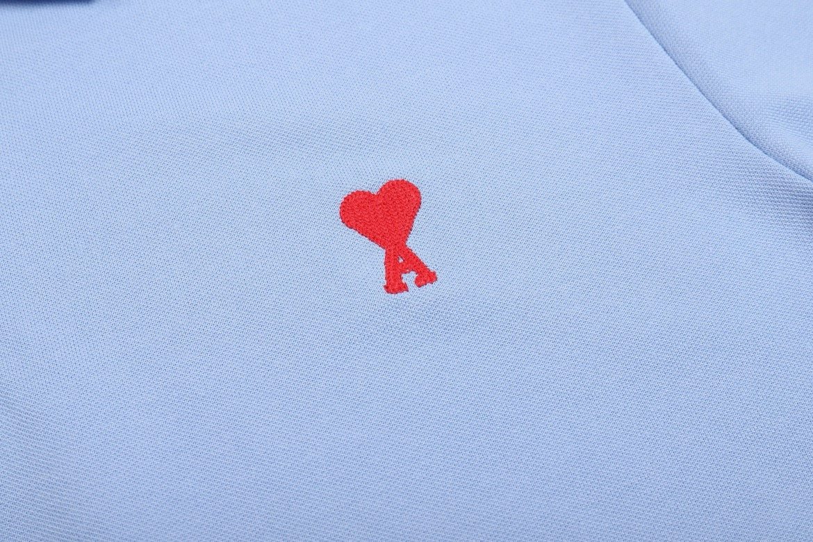 Polo bleu à petit logo ami de cœur rouge