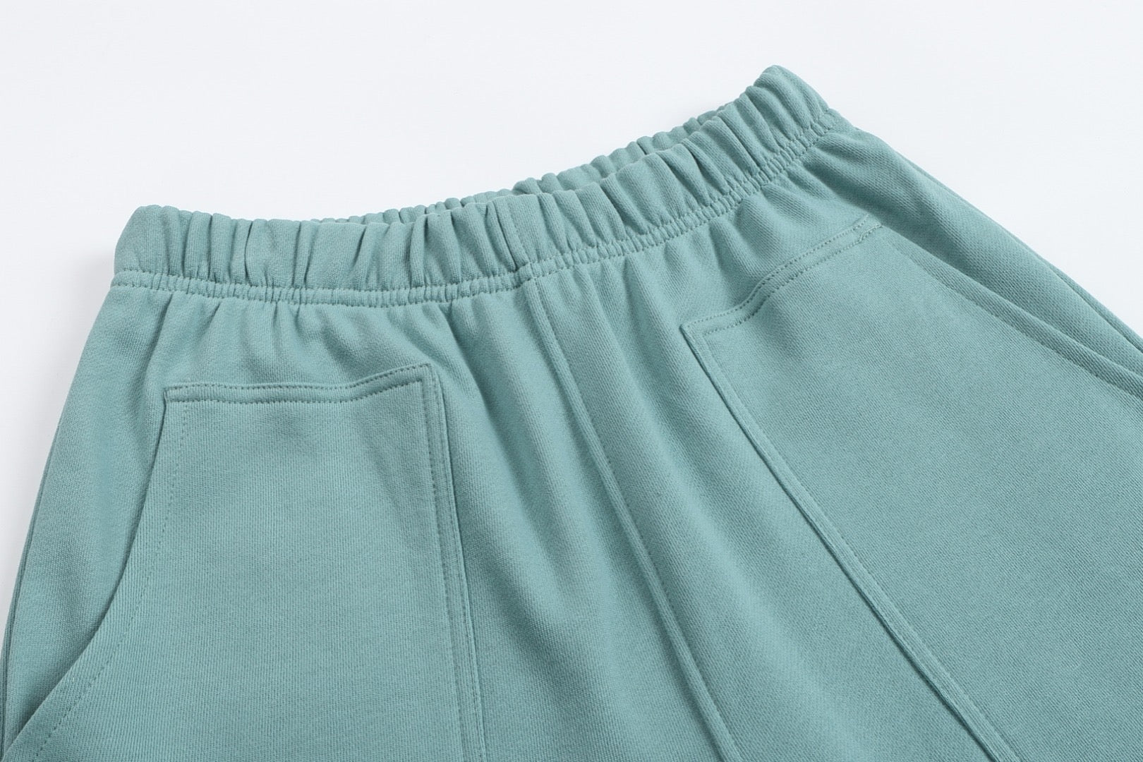 Short pistache à petit logo ami de cœur vert