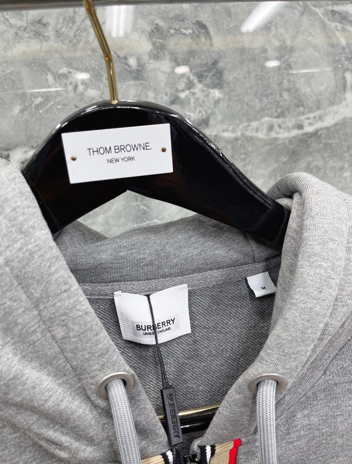 Grauer Burbe-Trainingsanzug