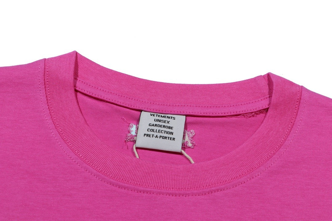 Rosafarbenes T-Shirt mit vtmnts-Logoaufdruck
