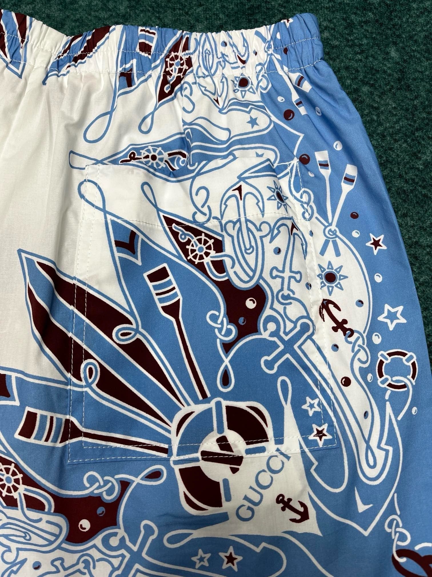 T-SHIRT AUS BAUMWOLLE MIT DOPPEL-G-BANDANA-PRINT