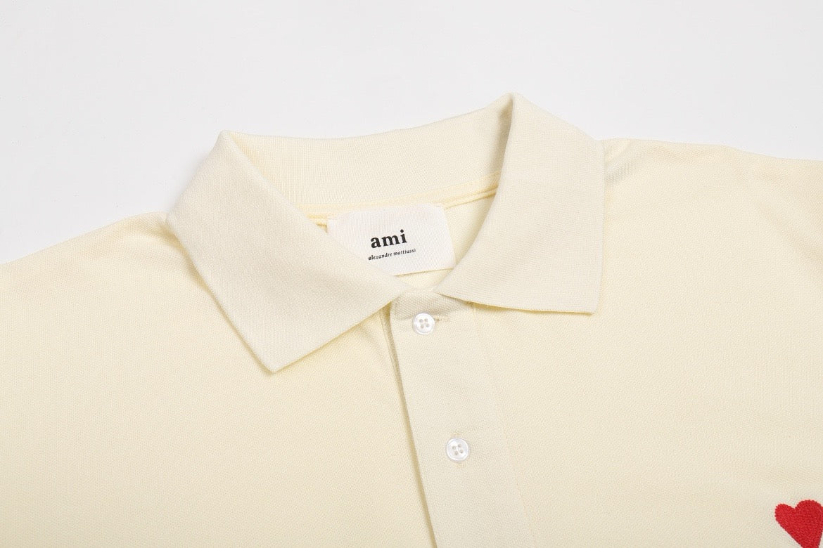 Polo beige à petit logo ami de cœur rouge