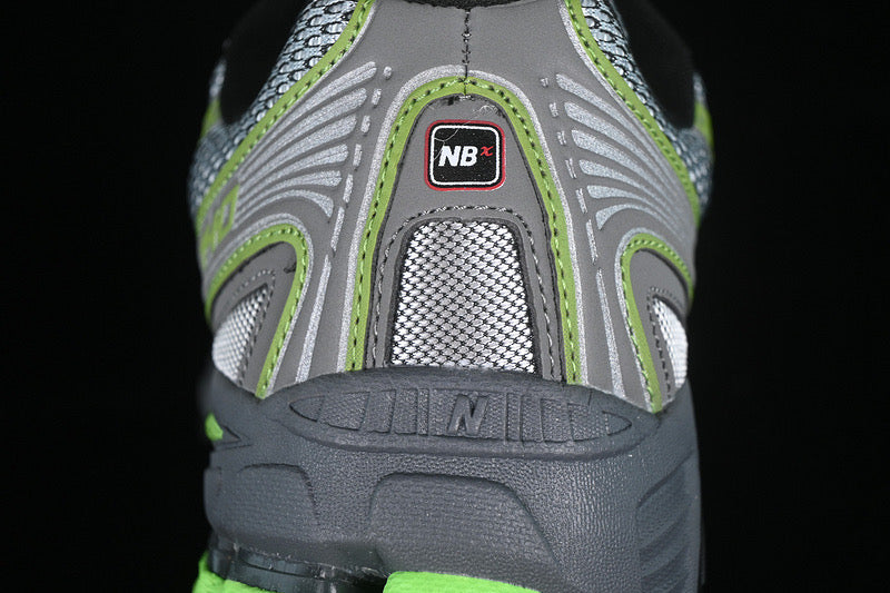 Neue B-Sneaker 740