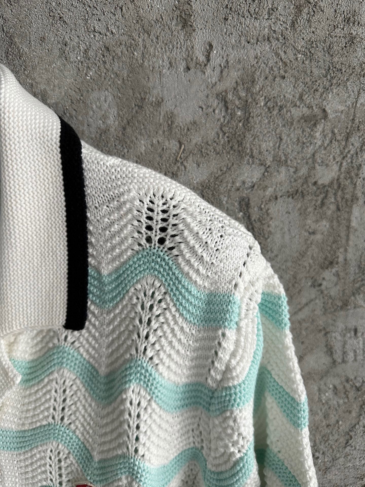 ENSEMBLE GRADIENT WAVE COTTON CROCHET SHORT SLEEVE SHIRT