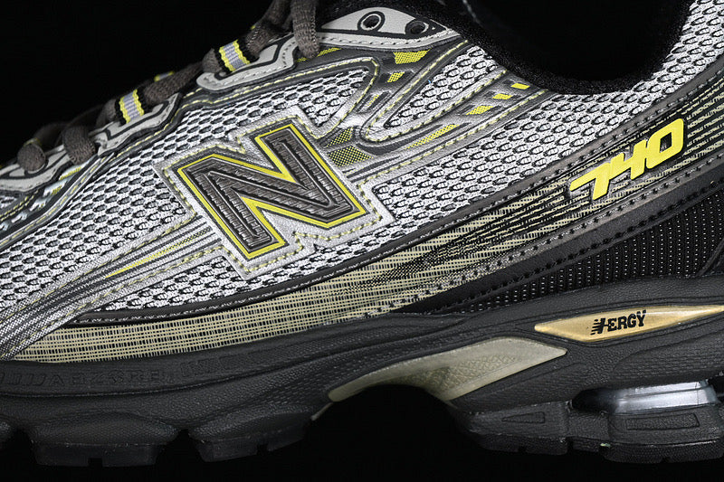 Neue B-Sneaker 740