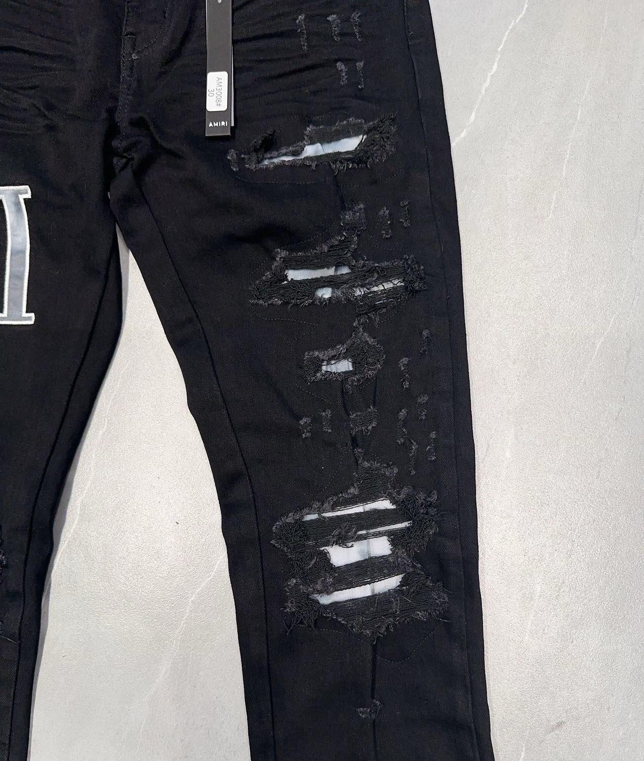 Amr-Jeans mit aufgesticktem Logo