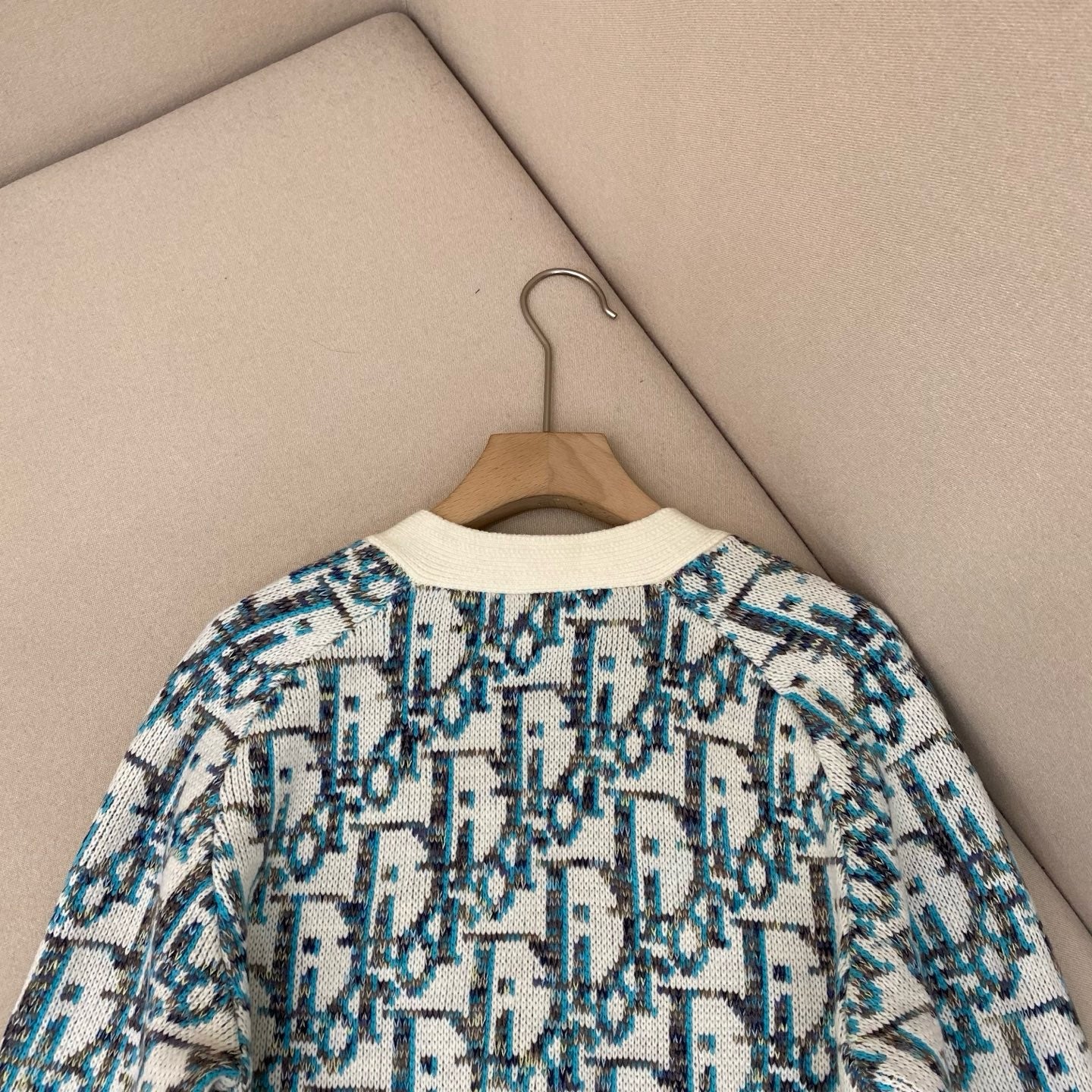 Cardigan CD Oblique Jacquard de laine vierge blanche et bleue