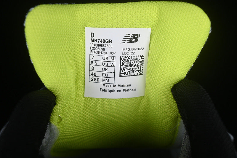 Neue B-Sneaker 740