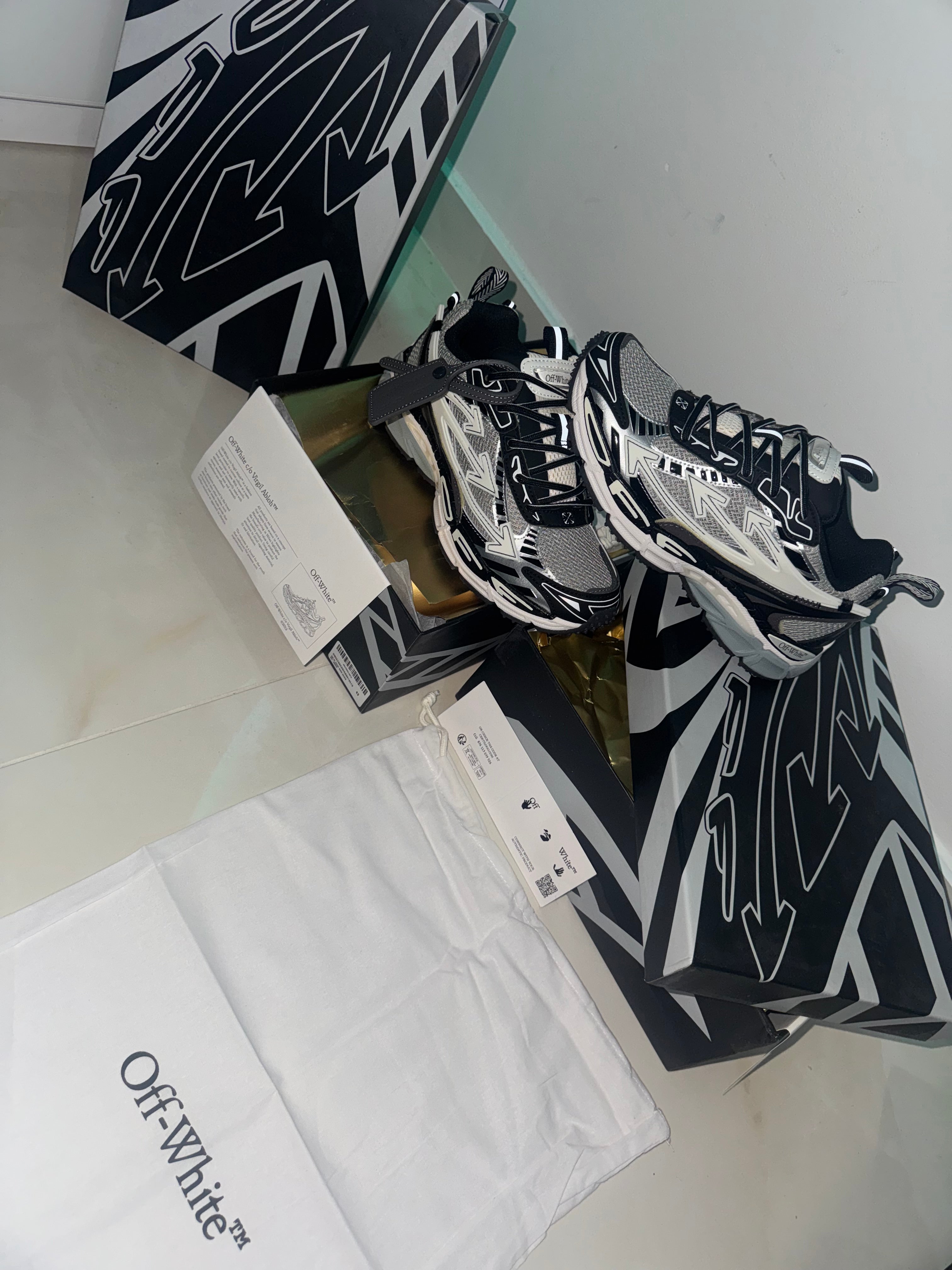 Off Wht Be Right back Black 📦 ⚡️ 🚚