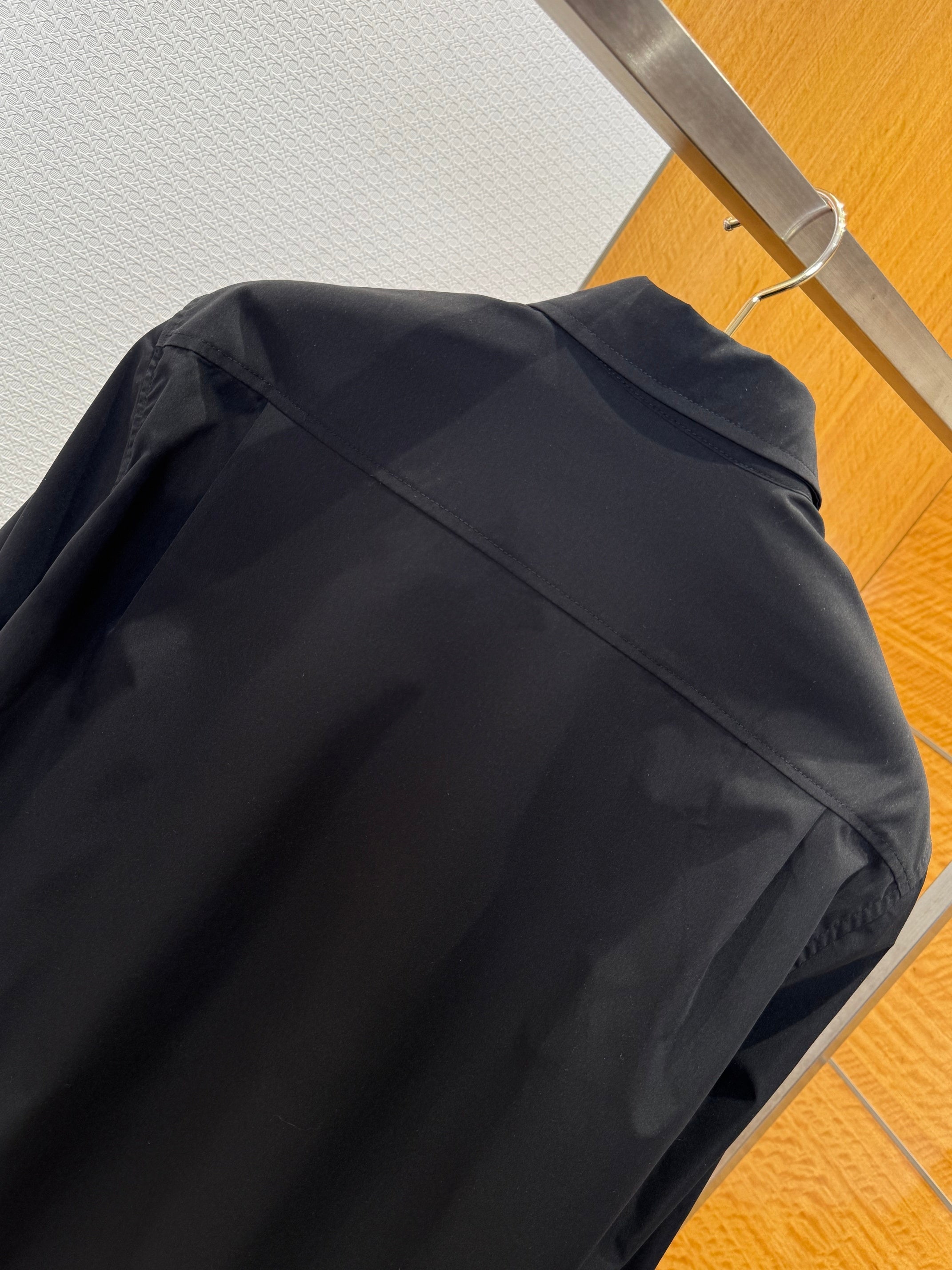Chemise manches longues à signature brodée lv