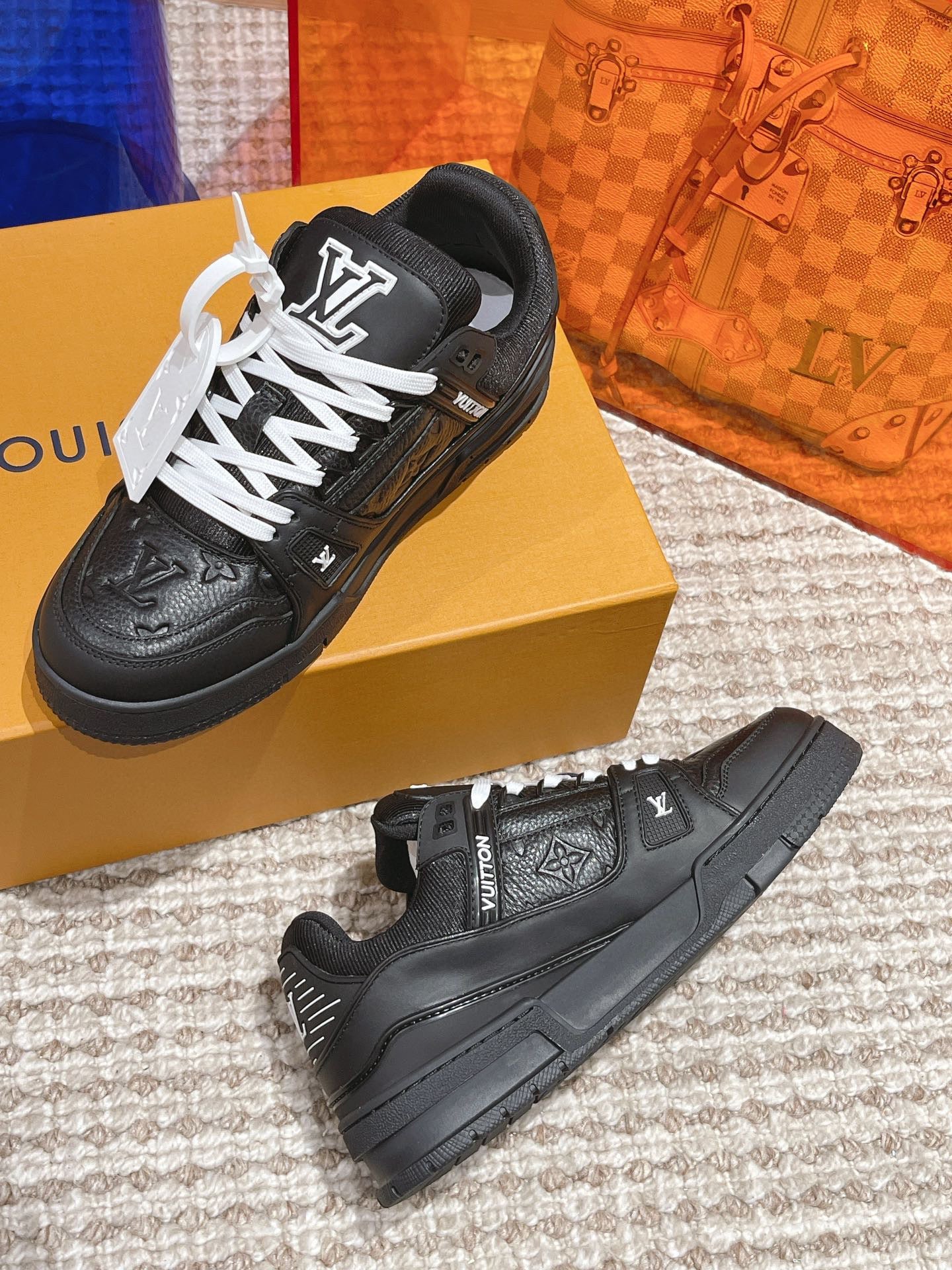 Sneakers Lv trainers noir et blanche 2023 facture