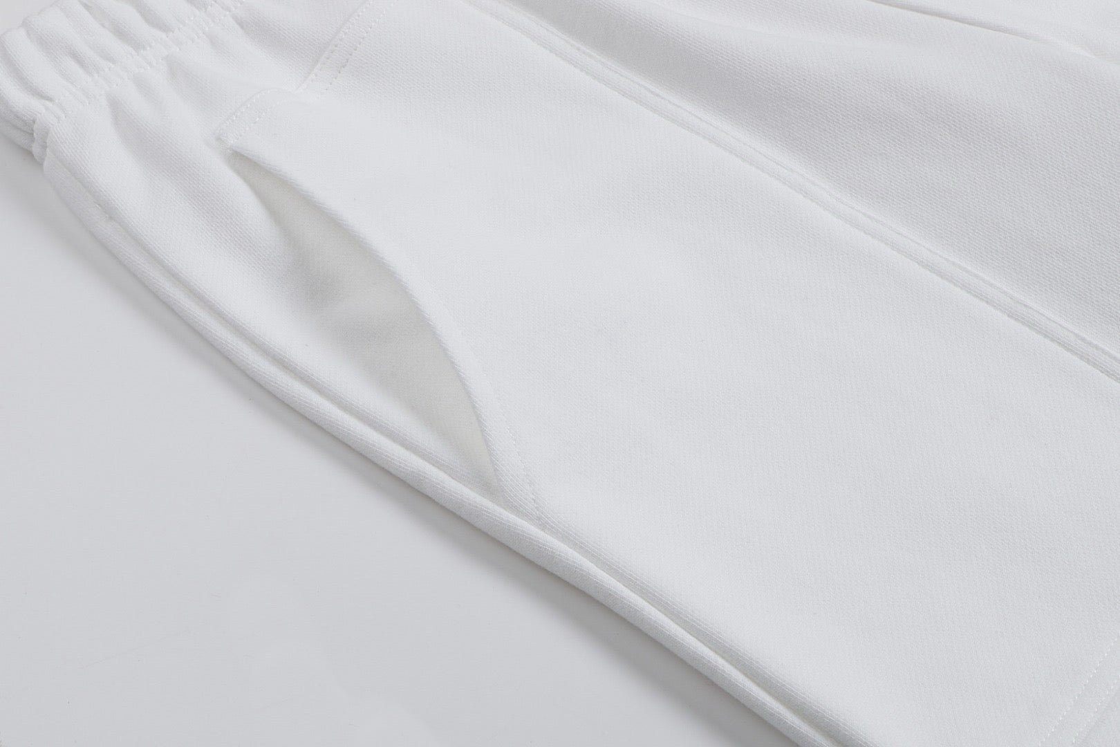 Short blanc à petit logo ami de cœur rouge