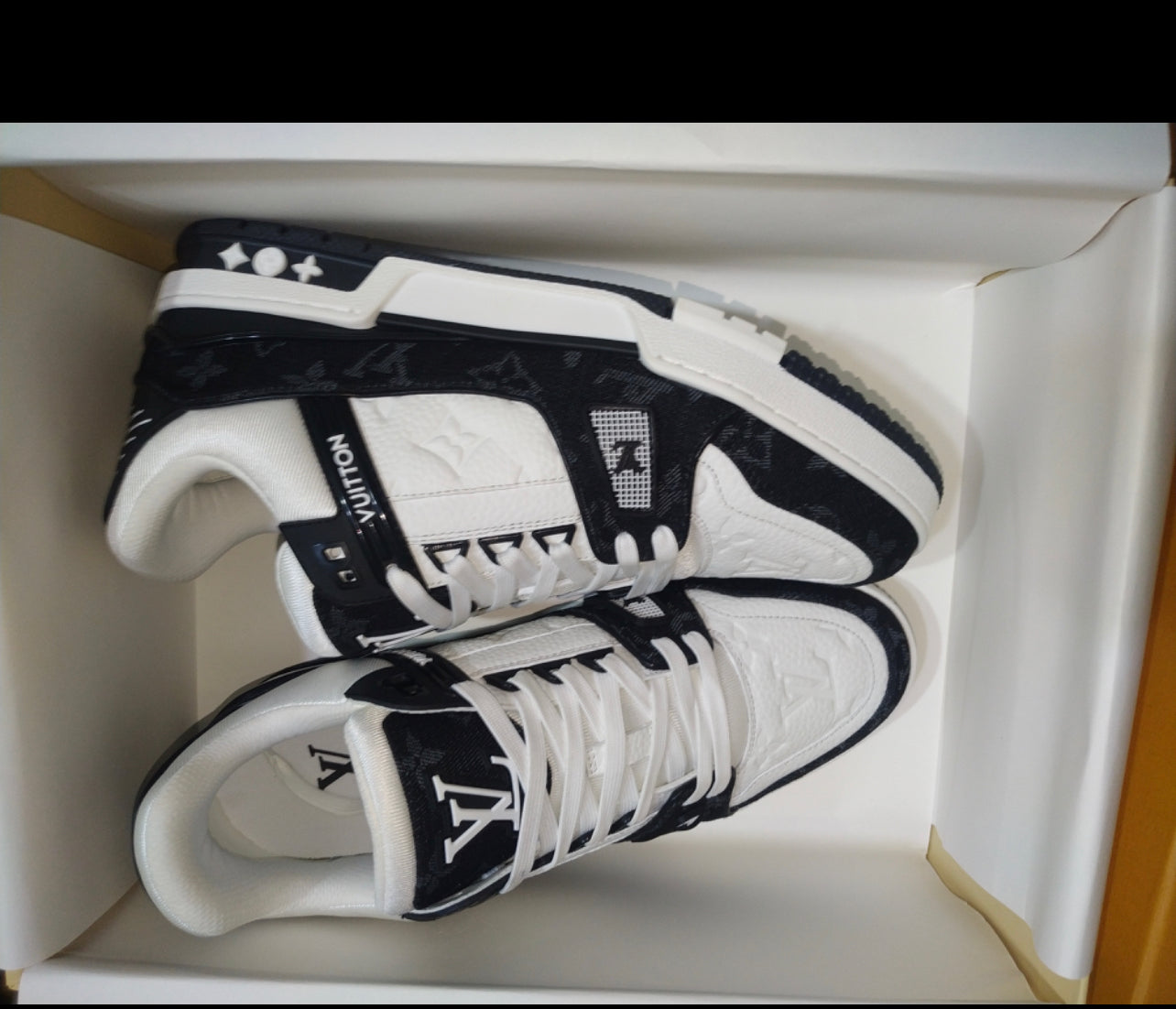 Sneakers Lv Trainers black And white facture 10/10 quality