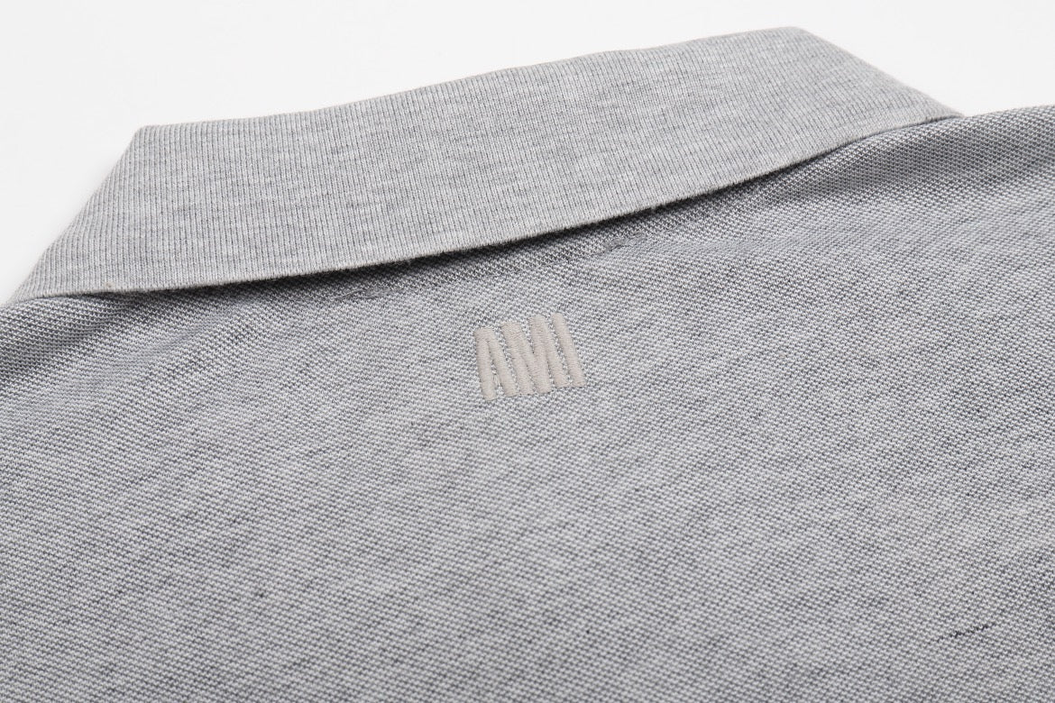 Polo gris à petit logo ami de cœur rouge