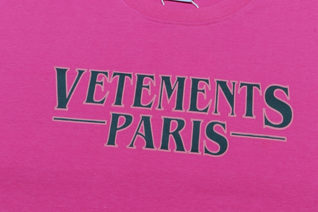 Rosafarbenes T-Shirt mit vtmnts-Logoaufdruck