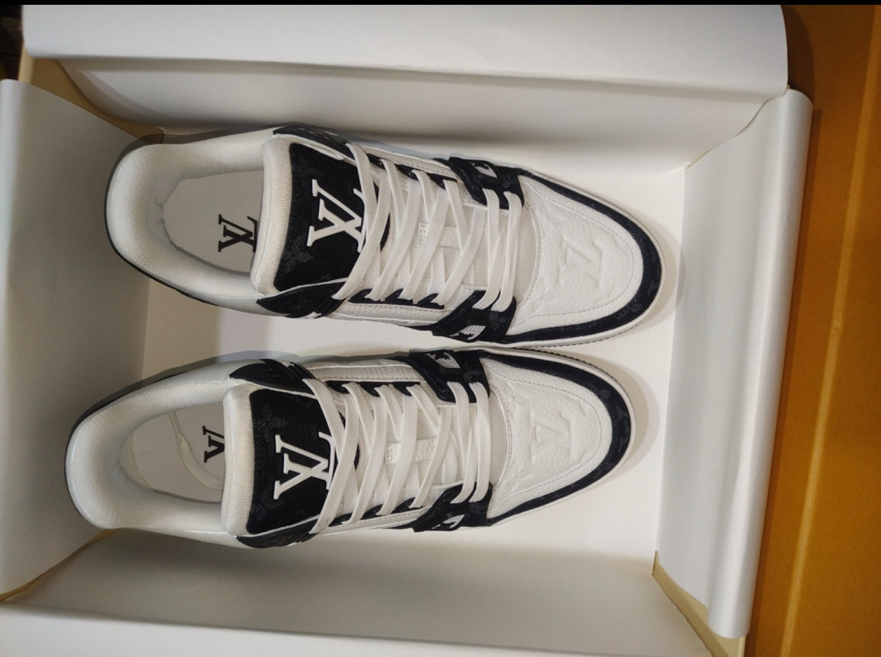 Sneakers Lv Trainers black And white facture 10/10 quality