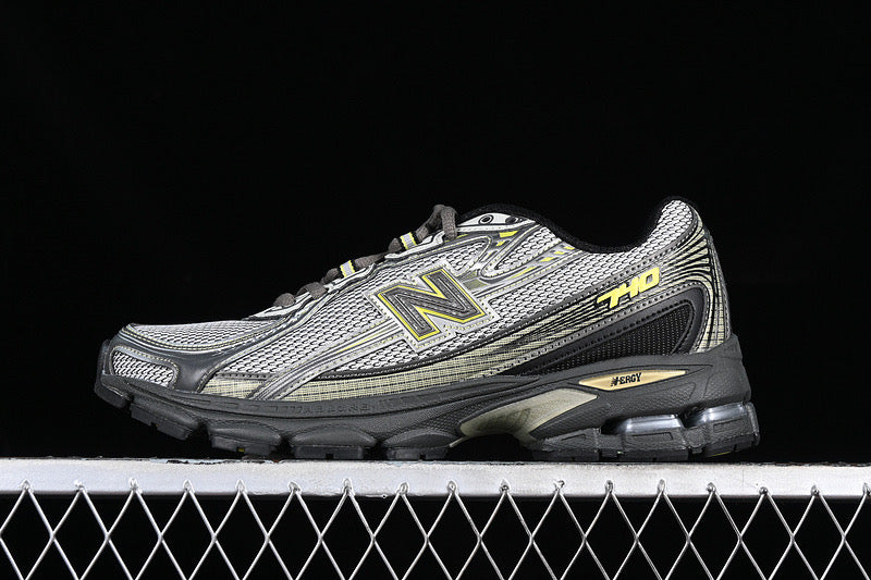 Neue B-Sneaker 740