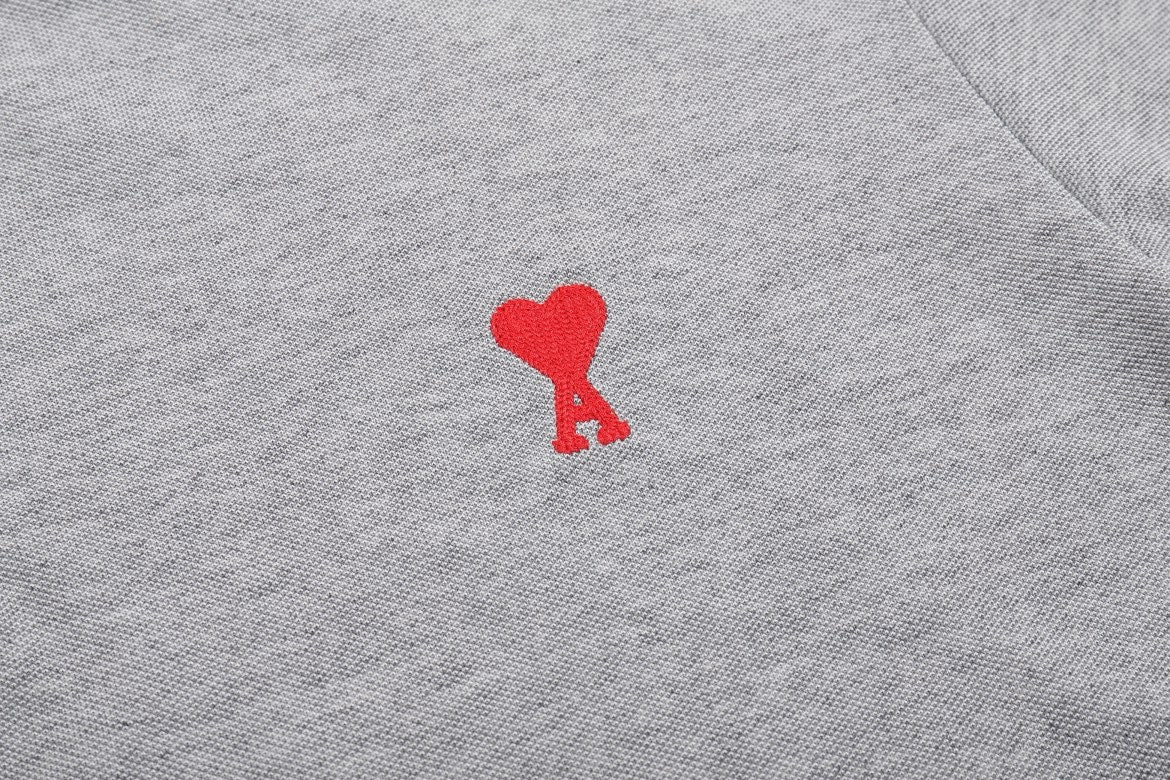 Polo gris à petit logo ami de cœur rouge