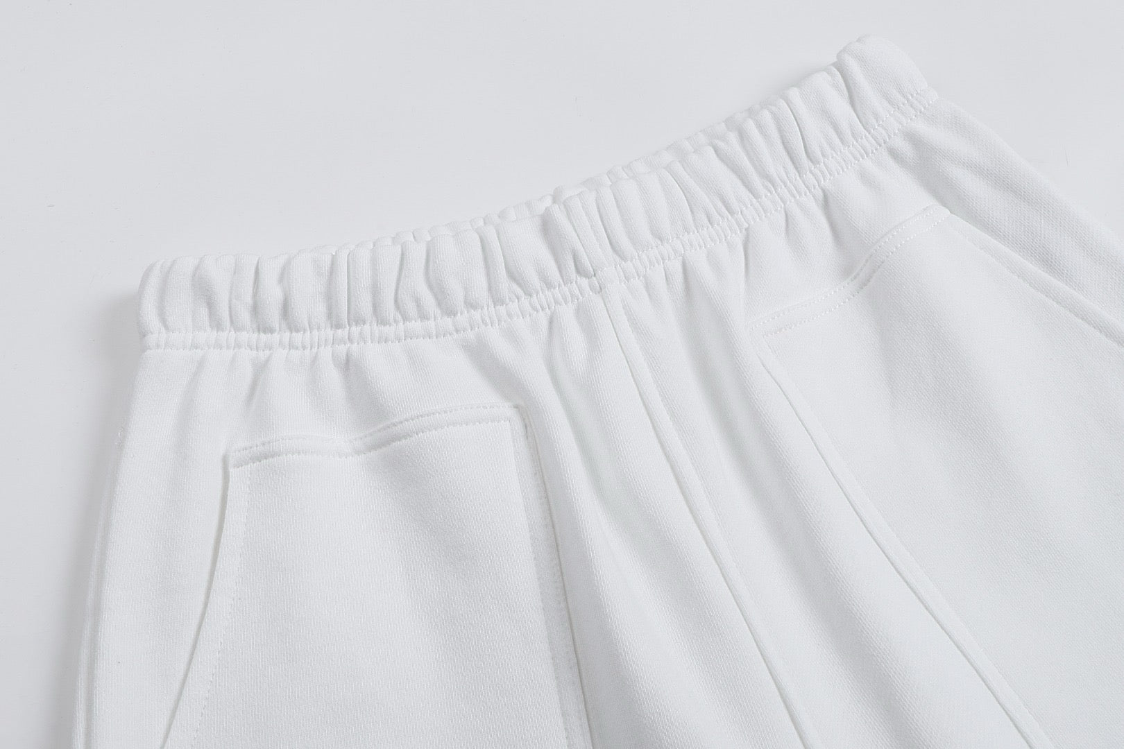 Short blanc à petit logo ami de cœur rouge