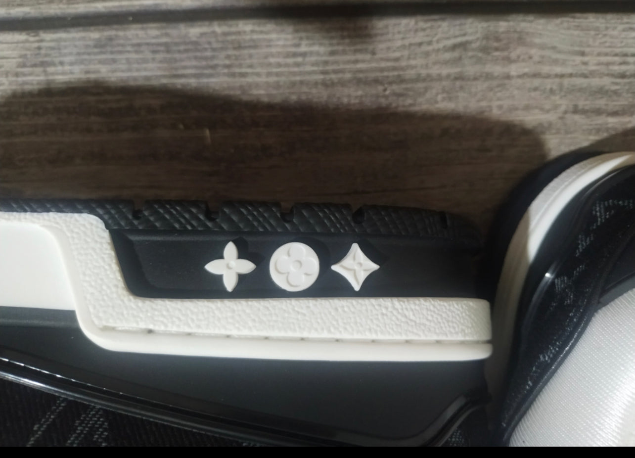Sneakers Lv Trainers black And white facture 10/10 quality