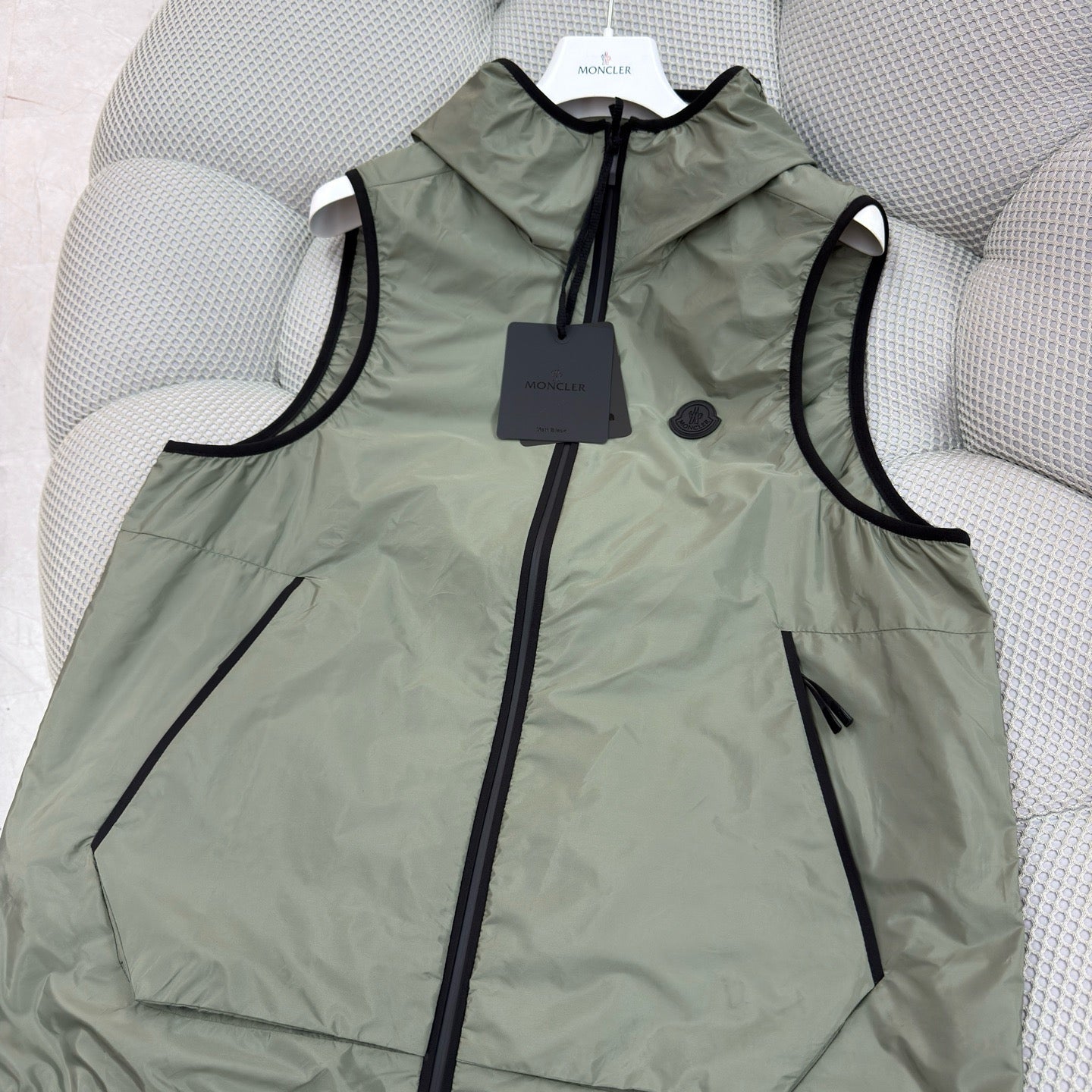 Gilet coupe-vent à capuche monclr