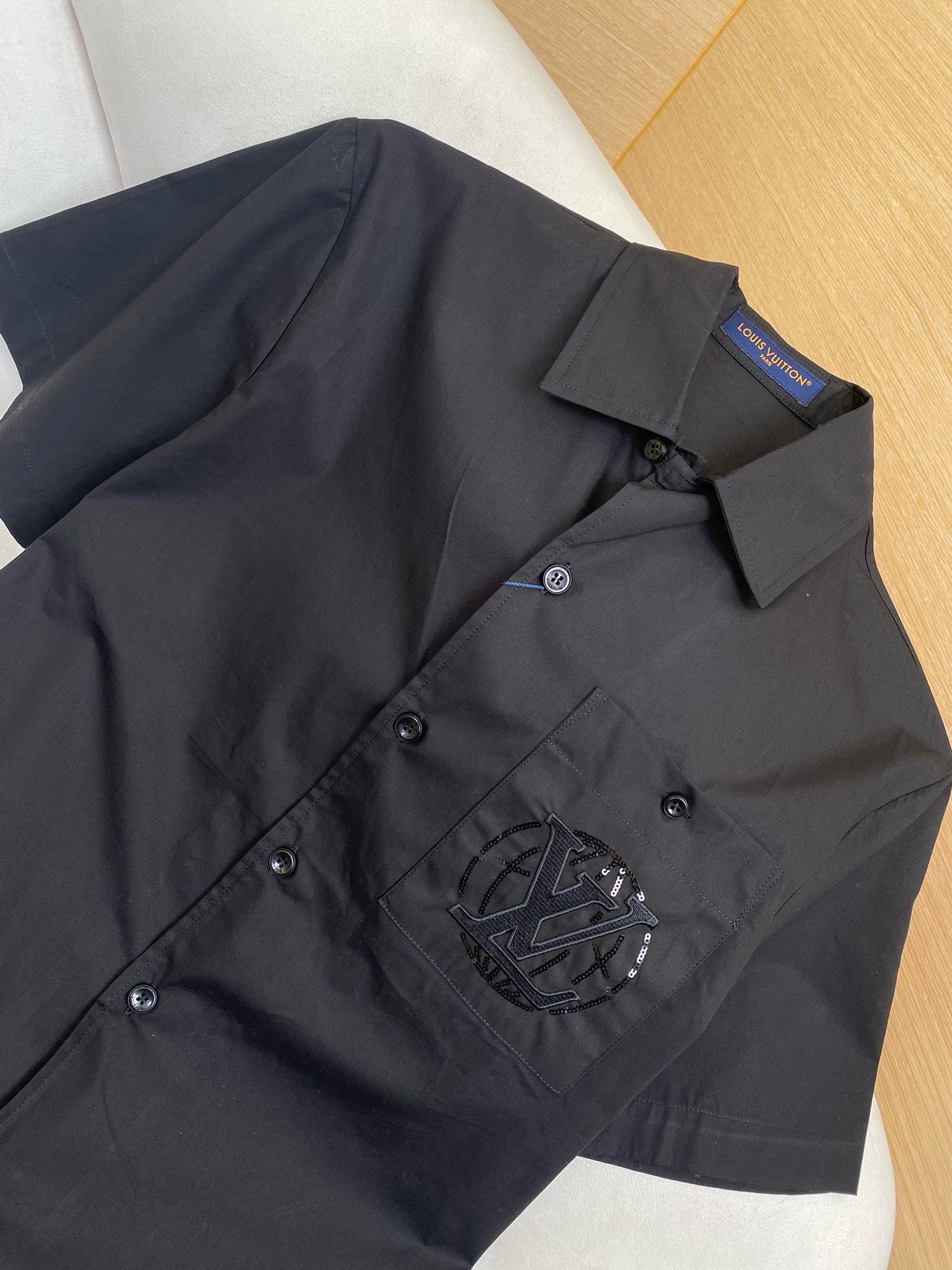 Chemise manches courtes brodée en coton lv