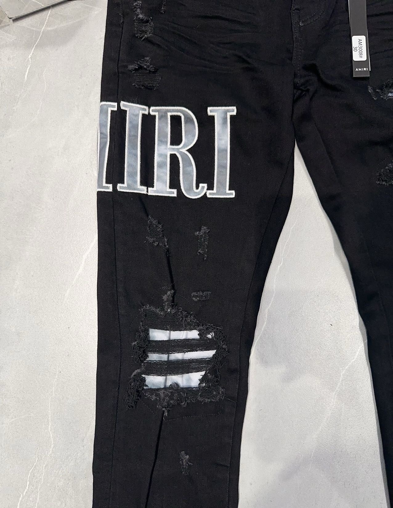 Amr-Jeans mit aufgesticktem Logo