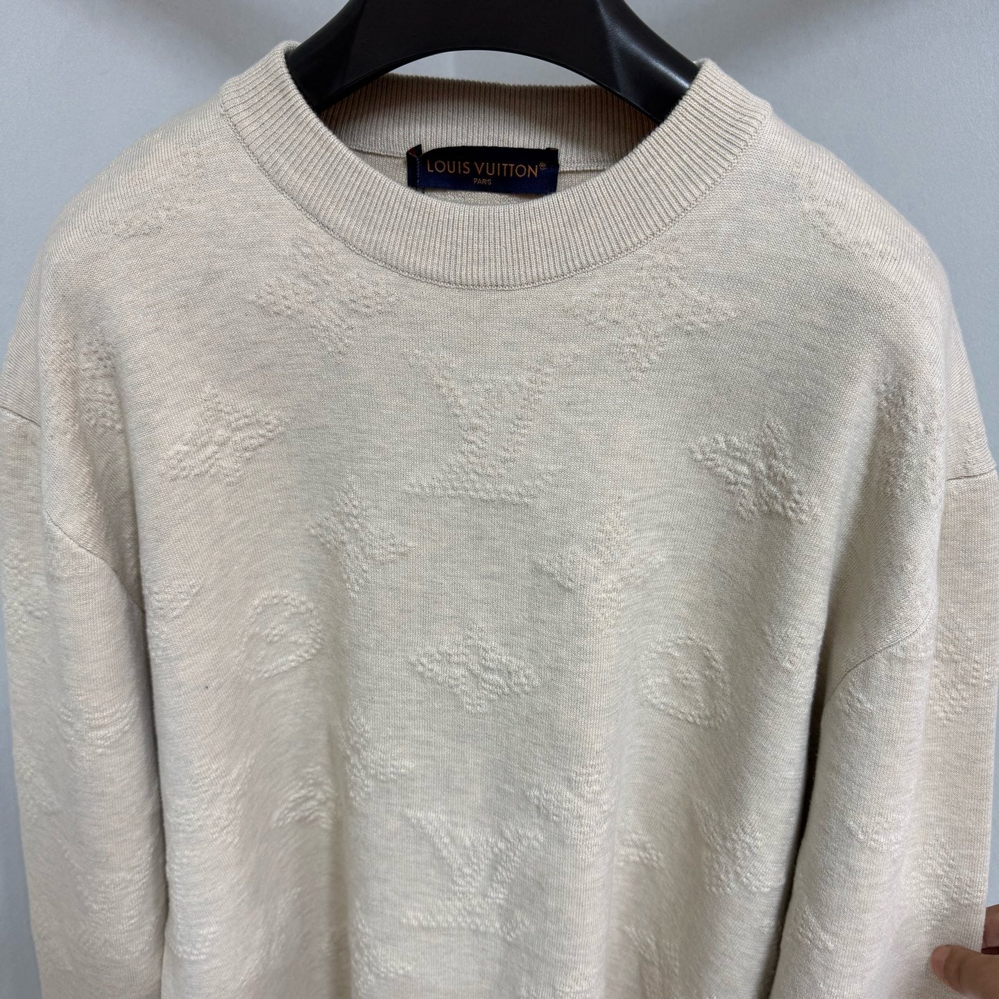 Pull Lv embossé Monogram beige