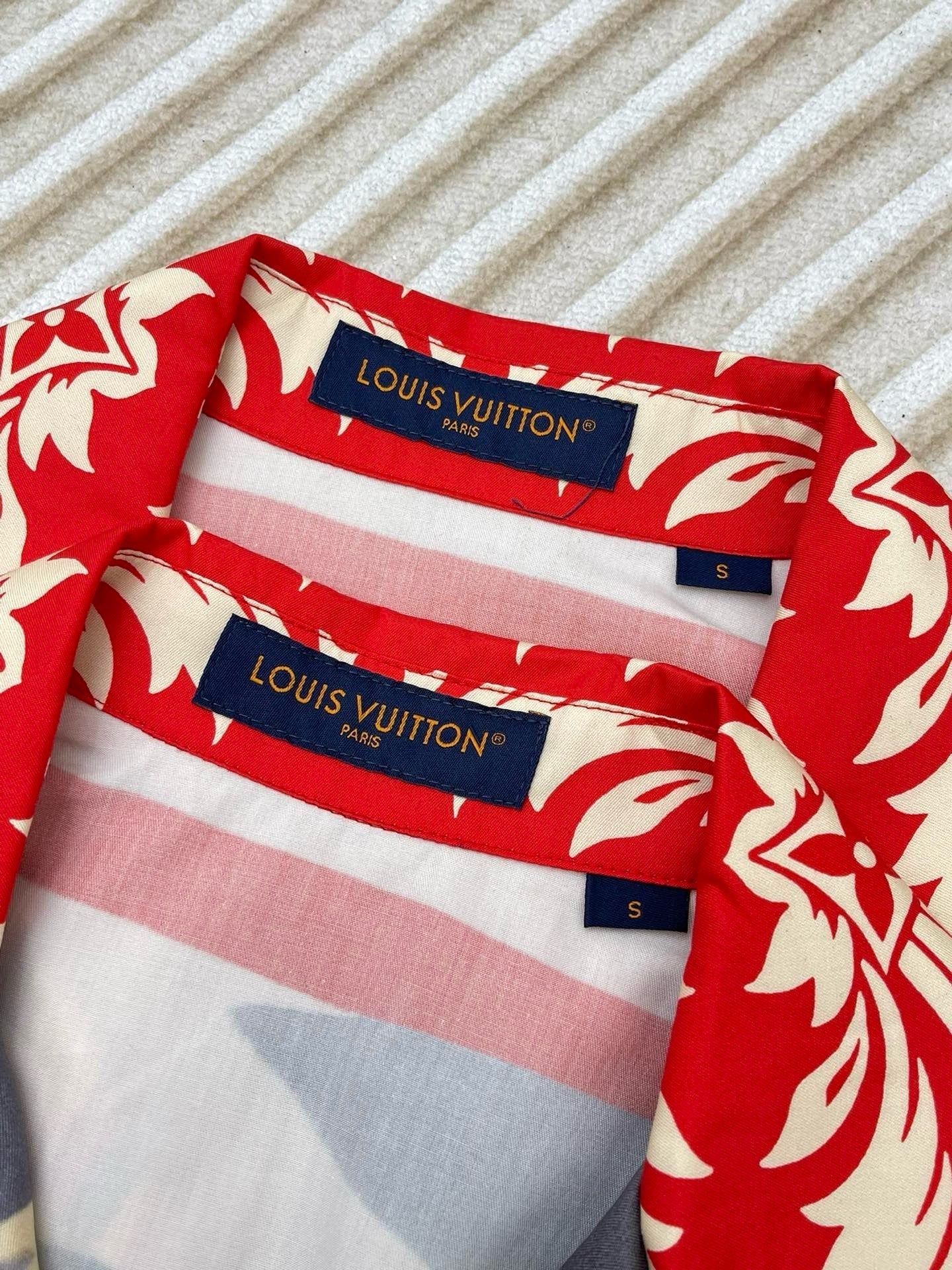 Kurzärmliges, bedrucktes Lv-Shirt