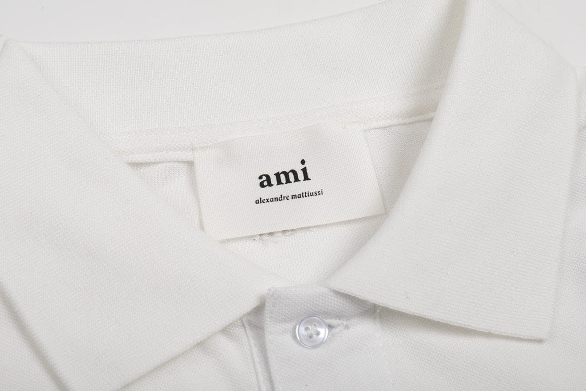 Polo blanc à petit logo ami de cœur rouge