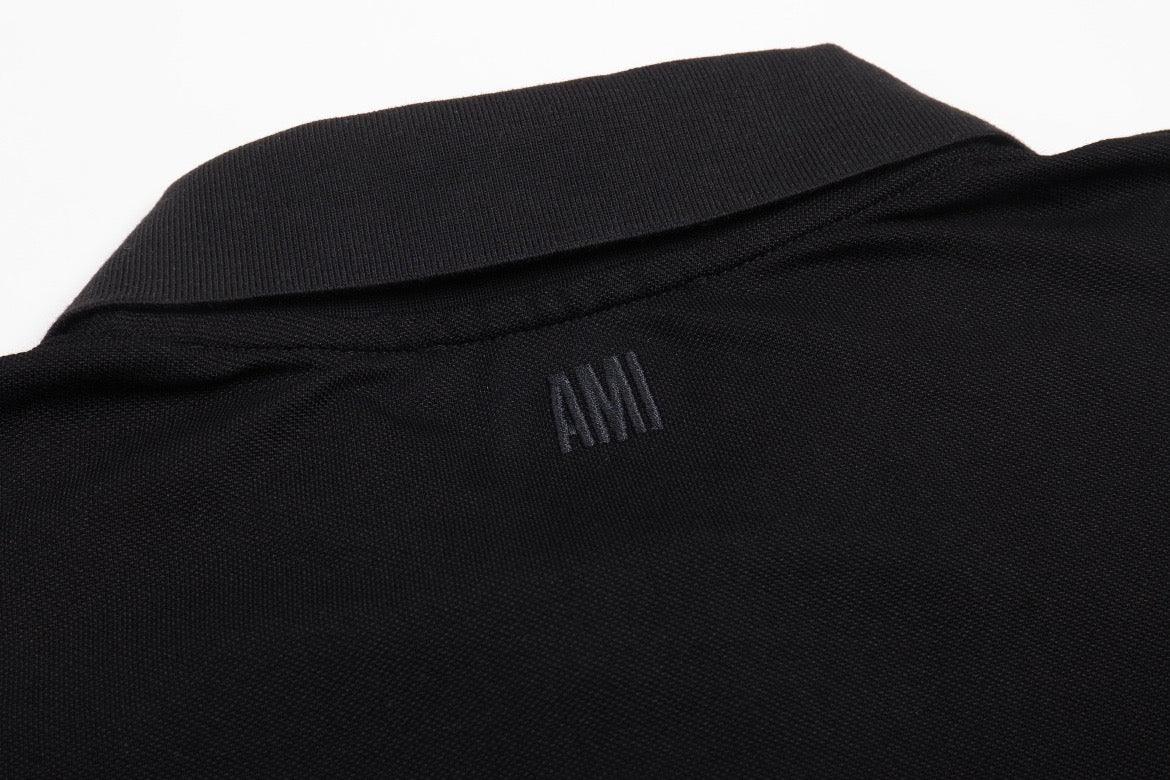 Polo noir à petit logo ami de cœur rouge