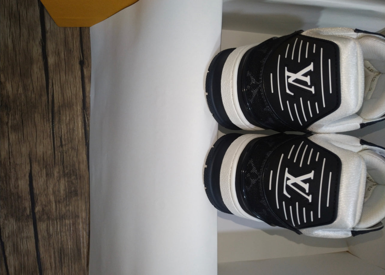 Sneakers Lv Trainers black And white facture 10/10 quality