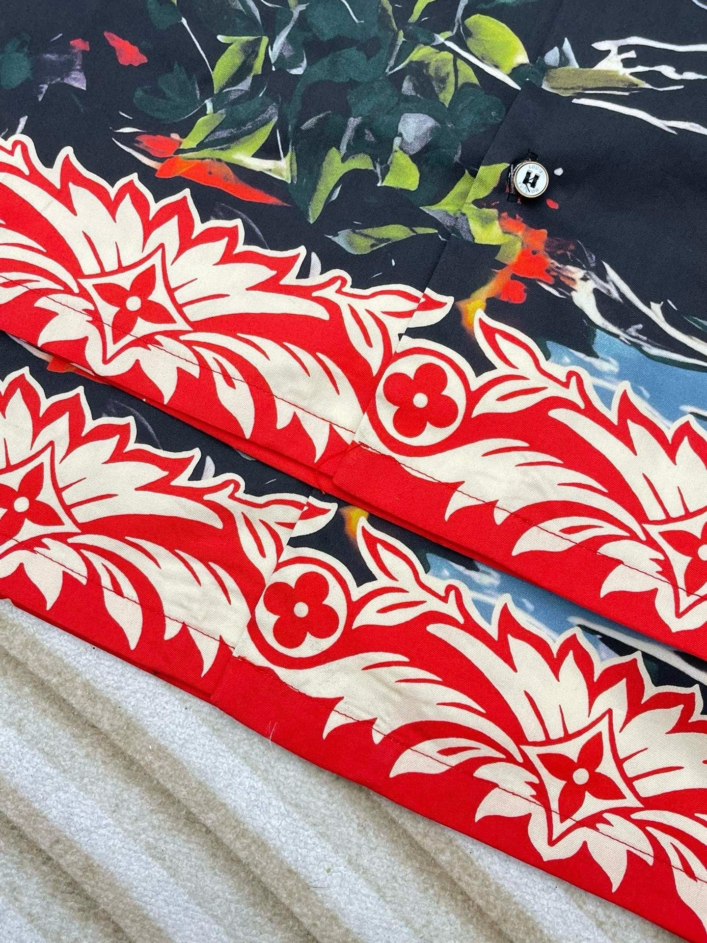 Kurzärmliges, bedrucktes Lv-Shirt