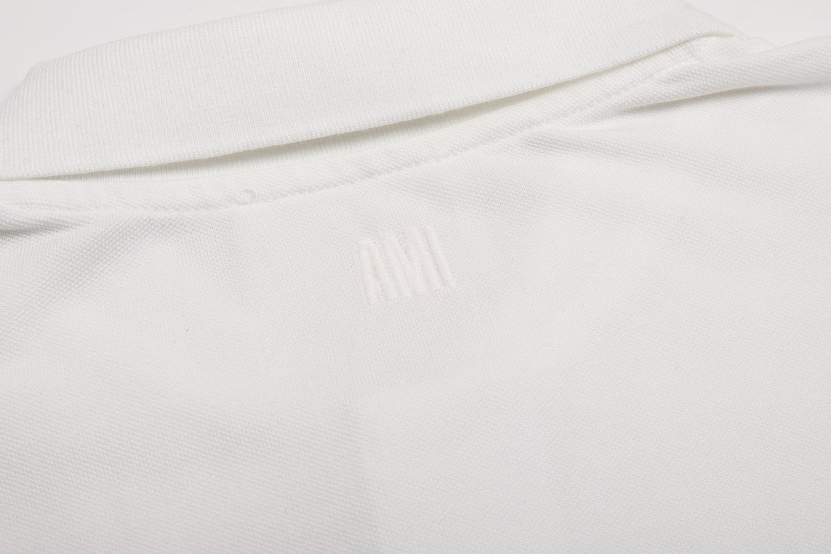 Polo blanc à petit logo ami de cœur rouge