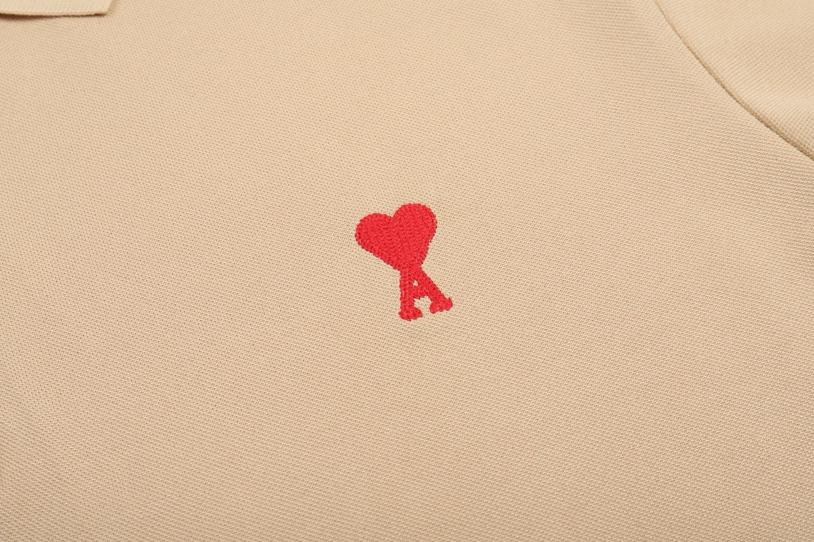 Polo Camel à petit logo ami de cœur rouge